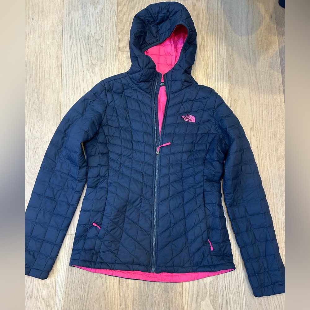 The north face, puffer jacket, (outside) dark blue (inside) pink, size M.